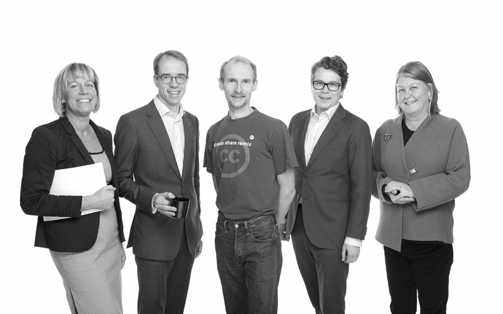 CC 4.0 -suomennoksen tehnyt tiimi. Vasemmalta: Maria Rehbinder, Martin von Weissenberg, Tarmo Toikkanen, Henri Tanskanen, Liisa. Kuva: Mikko Säteri, CC BY.